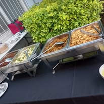 Ensalada fresca servida para banquete