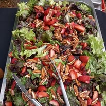 Buffet montado con equipo para servicio de alimentos
