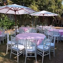Mesa de snacks y dulces para invitados