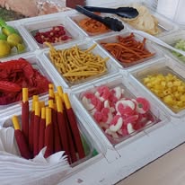 Montaje amplio de evento con mesas y moños rosas